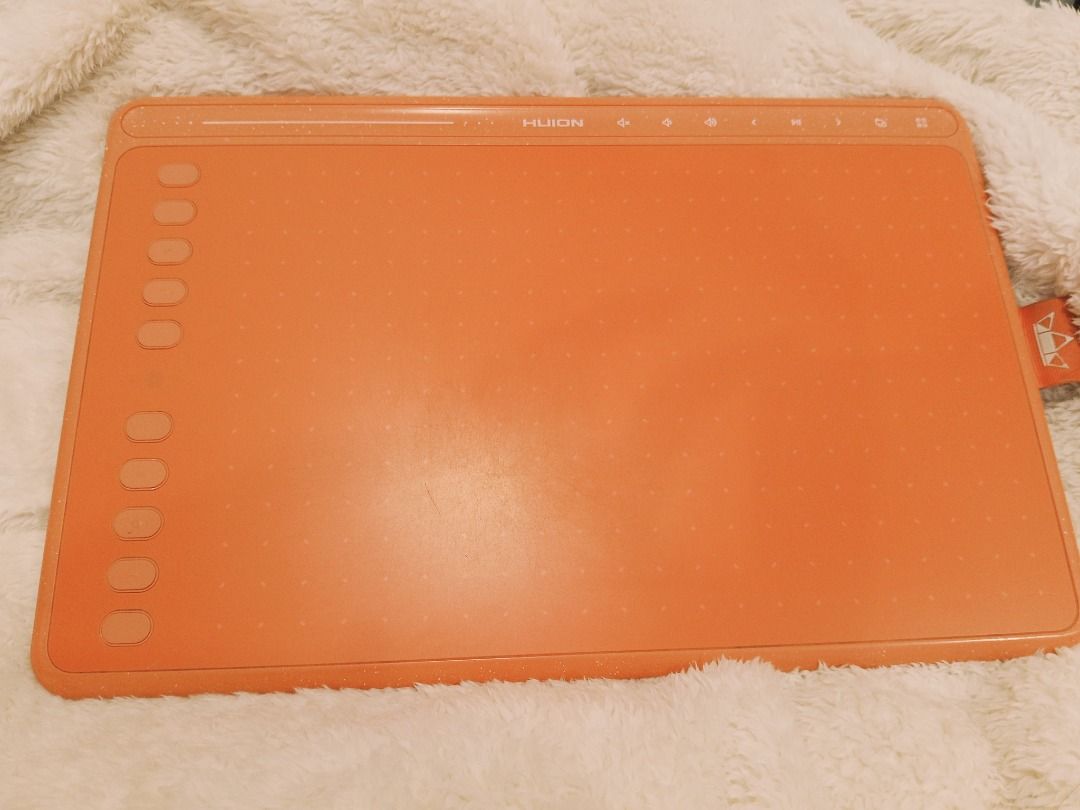 Huion HS611 Graphic Tablet in Coral (Category: Others) located in Caloocan City. Submitted by noul_eons (Listing ID 1451058713, Image 2). Description: Original Huion HS611 pen tablet in Coral All buttons working Pen tablet working well with no issues Program can be customized thru the Huion App No Box Issue: cosmetics Inclusions: Pen Tablet Original battery-free Huion pen 8 nibs + Pen holder Anker chord 6ft (great for charging devices as well) + 
