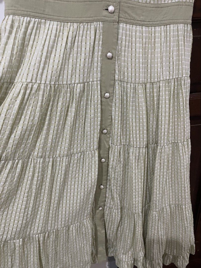 Green Midi Dress (Category: Dresses) located in Santa Cruz, Pampanga. Submitted by httpschayo (Listing ID 1451070734, Image 3). Description: Green Midi Dress • no WHEN WORN pics overall length: “42 — medida sizing — small to SEMI med — complete buttons (nao-open lahat) — NOT recommended sa mga malalaki ang bust size .