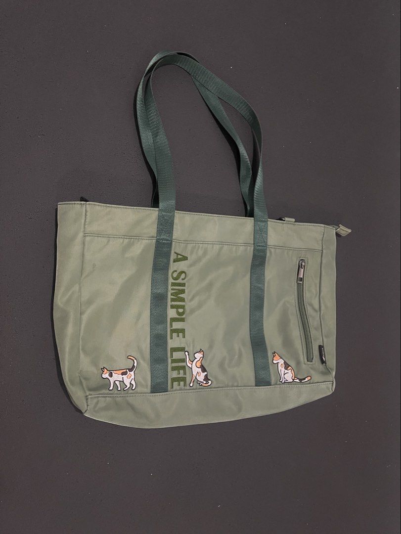 Green Tote Bag (Category: Tote Bags) located in Santa Cruz, Pampanga. Submitted by httpschayo (Listing ID 1451091305, Image 1). Description: Green Tote Bag — large tote bag; same size ng large lc — gumagana lahat ng zippers — may sling slot, pero nawawala na yung sling niya. without it, pwede naman siya maging shoulder bag — may mga crayon stains lang sa loob na hindi na matanggap ng wash. other than that, wala na.