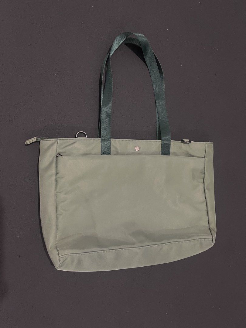 Green Tote Bag (Category: Tote Bags) located in Santa Cruz, Pampanga. Submitted by httpschayo (Listing ID 1451091305, Image 2). Description: Green Tote Bag — large tote bag; same size ng large lc — gumagana lahat ng zippers — may sling slot, pero nawawala na yung sling niya. without it, pwede naman siya maging shoulder bag — may mga crayon stains lang sa loob na hindi na matanggap ng wash. other than that, wala na.
