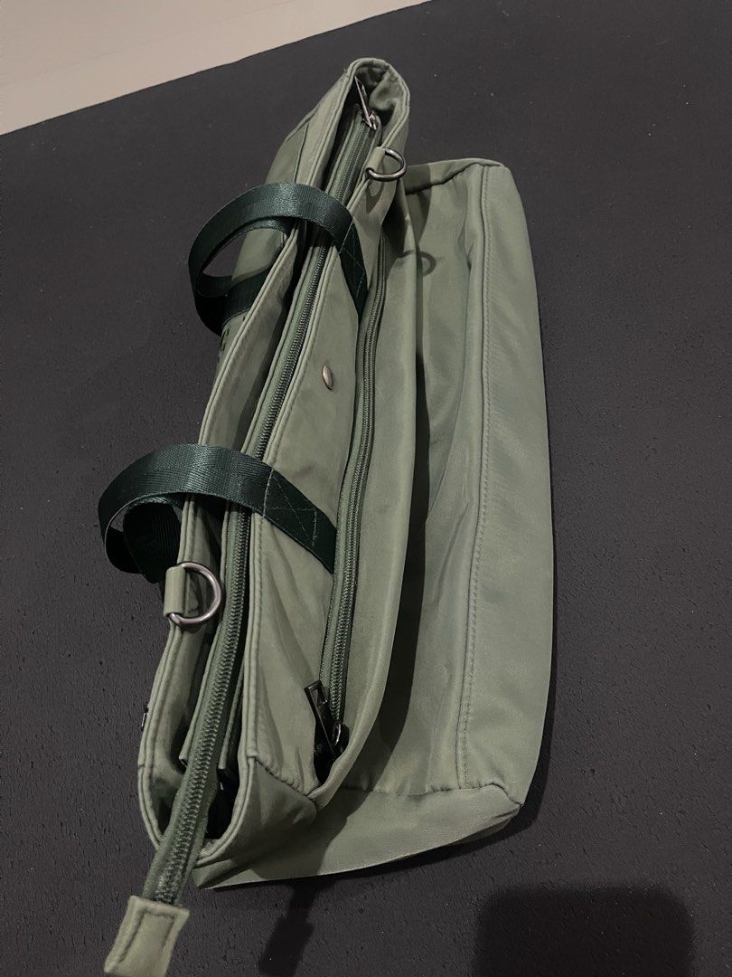 Green Tote Bag (Category: Tote Bags) located in Santa Cruz, Pampanga. Submitted by httpschayo (Listing ID 1451091305, Image 3). Description: Green Tote Bag — large tote bag; same size ng large lc — gumagana lahat ng zippers — may sling slot, pero nawawala na yung sling niya. without it, pwede naman siya maging shoulder bag — may mga crayon stains lang sa loob na hindi na matanggap ng wash. other than that, wala na.