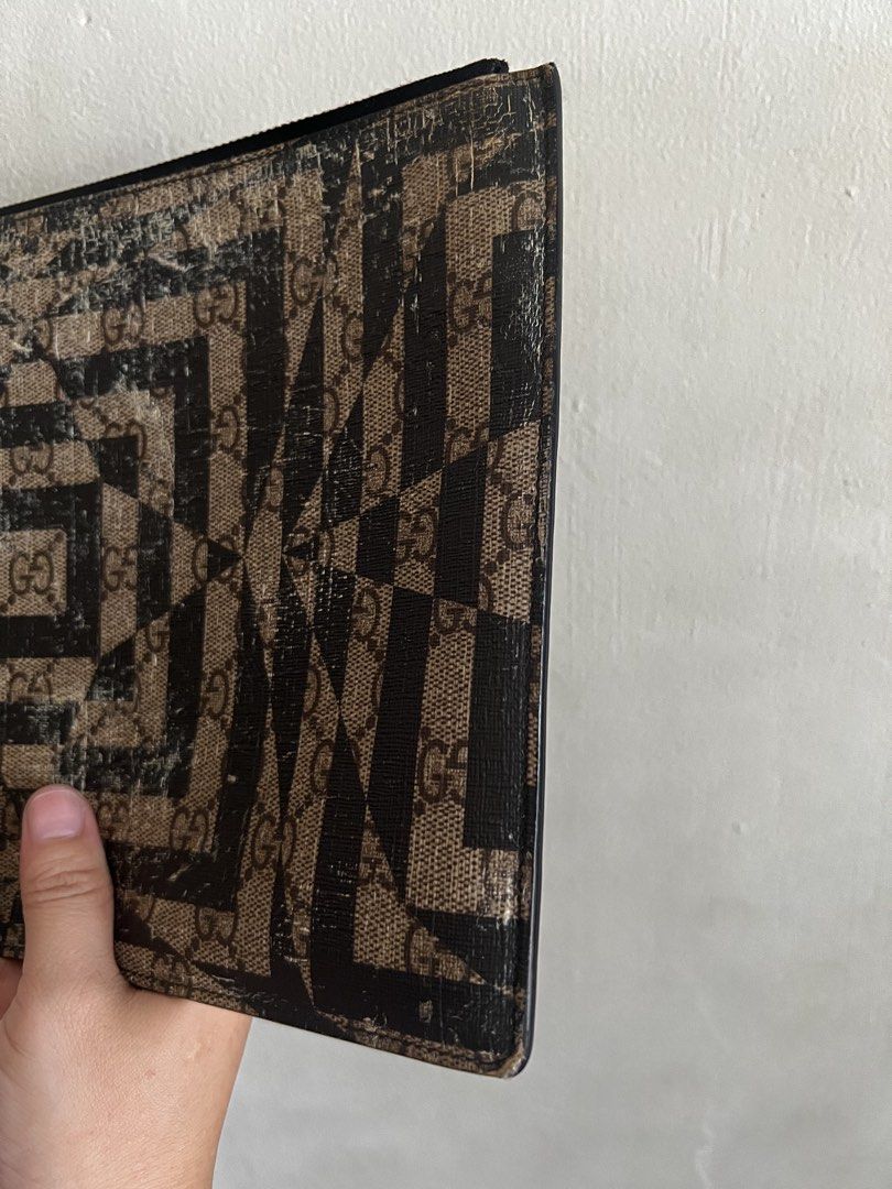 Gucci Clutch bag (Category: Luxury Bags & Wallets) located in Valenzuela. Submitted by dianzskiyo (Listing ID 1450966055, Image 3). Description: 📍SELF - AUTHENTICATION📍 LOCATION : VALENZUELA 🎀AVAILABLE! SOLD ITEMS ARE MARKED OR DELETED🎀 Preloved Gucci clutch bag 📍 what you see is what you get 📍 Managed ur expectation - this is preloved 📍 Slightly negotiable 📍 All details were already posted (pls check photos para iwas sa redundant na tano