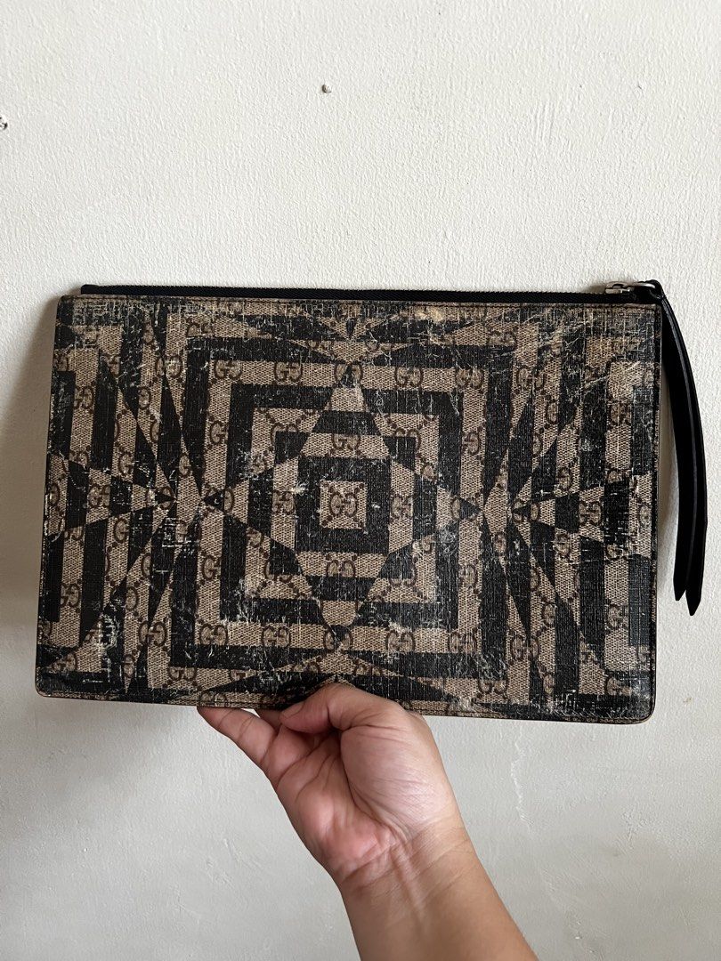 Gucci Clutch bag (Category: Luxury Bags & Wallets) located in Valenzuela. Submitted by dianzskiyo (Listing ID 1450966055, Image 1). Description: 📍SELF - AUTHENTICATION📍 LOCATION : VALENZUELA 🎀AVAILABLE! SOLD ITEMS ARE MARKED OR DELETED🎀 Preloved Gucci clutch bag 📍 what you see is what you get 📍 Managed ur expectation - this is preloved 📍 Slightly negotiable 📍 All details were already posted (pls check photos para iwas sa redundant na tano