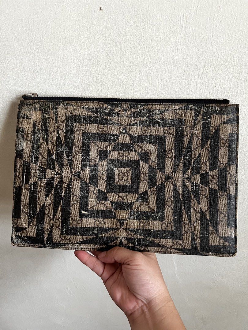 Gucci Clutch bag (Category: Luxury Bags & Wallets) located in Valenzuela. Submitted by dianzskiyo (Listing ID 1450966055, Image 2). Description: 📍SELF - AUTHENTICATION📍 LOCATION : VALENZUELA 🎀AVAILABLE! SOLD ITEMS ARE MARKED OR DELETED🎀 Preloved Gucci clutch bag 📍 what you see is what you get 📍 Managed ur expectation - this is preloved 📍 Slightly negotiable 📍 All details were already posted (pls check photos para iwas sa redundant na tano