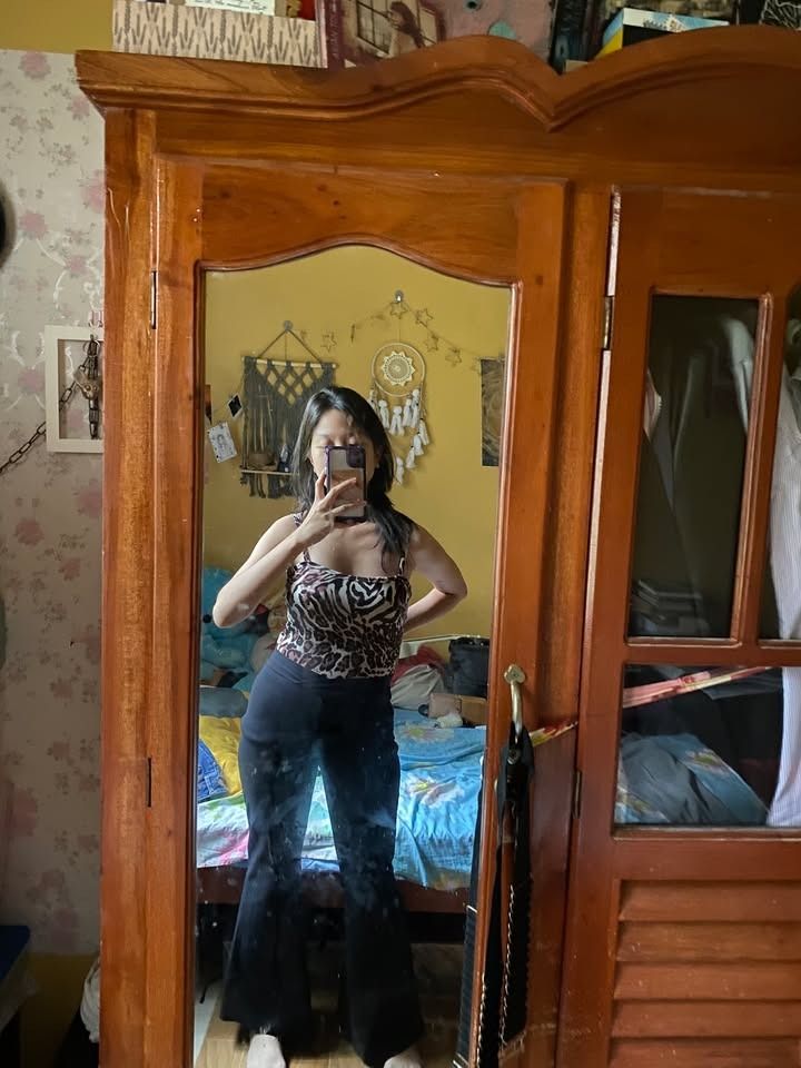 High-Waisted Bell Bottom Pants (Category: Other Bottoms) located in Cagayan de Oro. Submitted by offanglesandcolors (Listing ID 1450945905, Image 3). Description: Pre-loved high-waisted bell bottom pants in good condition. ✔️ Material: Polyurethane (stretchable) ✔️ Brand: Korean ✔️ Style: High-waisted bell bottom ✔️ Model reference: 47 kg, 5’3” height, 30” waist ✔️ Comfortable, stretchable fit ✔️ No major flaws 💸 Selling for ₱250 .