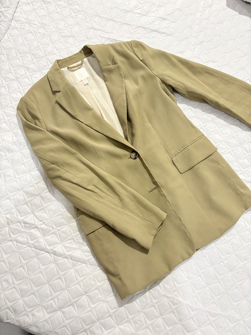 H&M Beige Single Button Blazer (Category: Coats, Jackets and Outerwear) located in Kuala Lumpur. Submitted by haniskhairulafdi (Listing ID 1451050558, Image 1). Description: - Classic beige blazer from H&M - Single button closure - Two front pockets - Fully lined interior - Versatile for work or casual outfits.