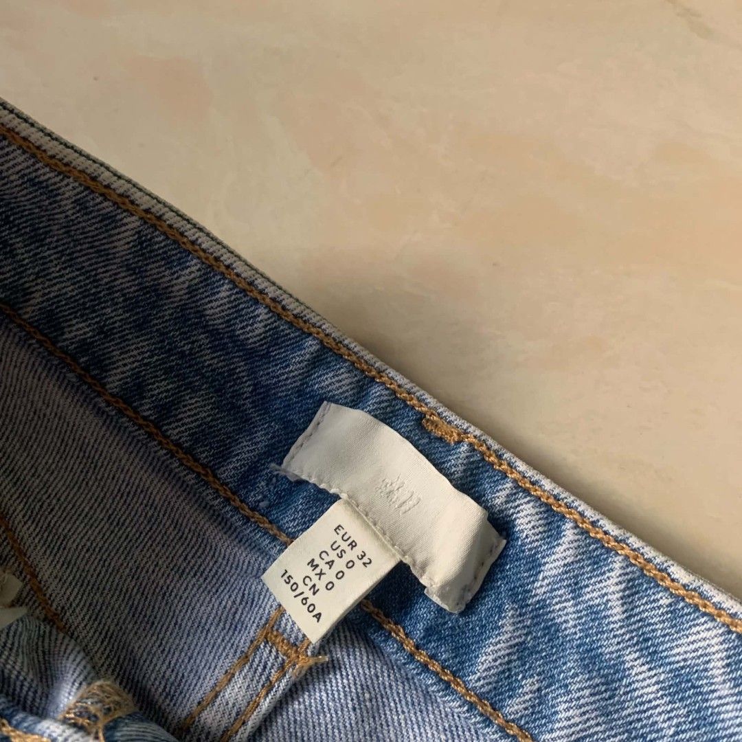 H&M high waisted tapered jeans (Category: Jeans) located in Cavite. Submitted by alvshe (Listing ID 1451092722, Image 3). Description: 📍color may vary due to lighting 💭very flattering jeans for small petite girlies (can fit to size 24 only) 💭nice light wash color very easy to style 🫶🏻great staple rfs: doesn't fit na.