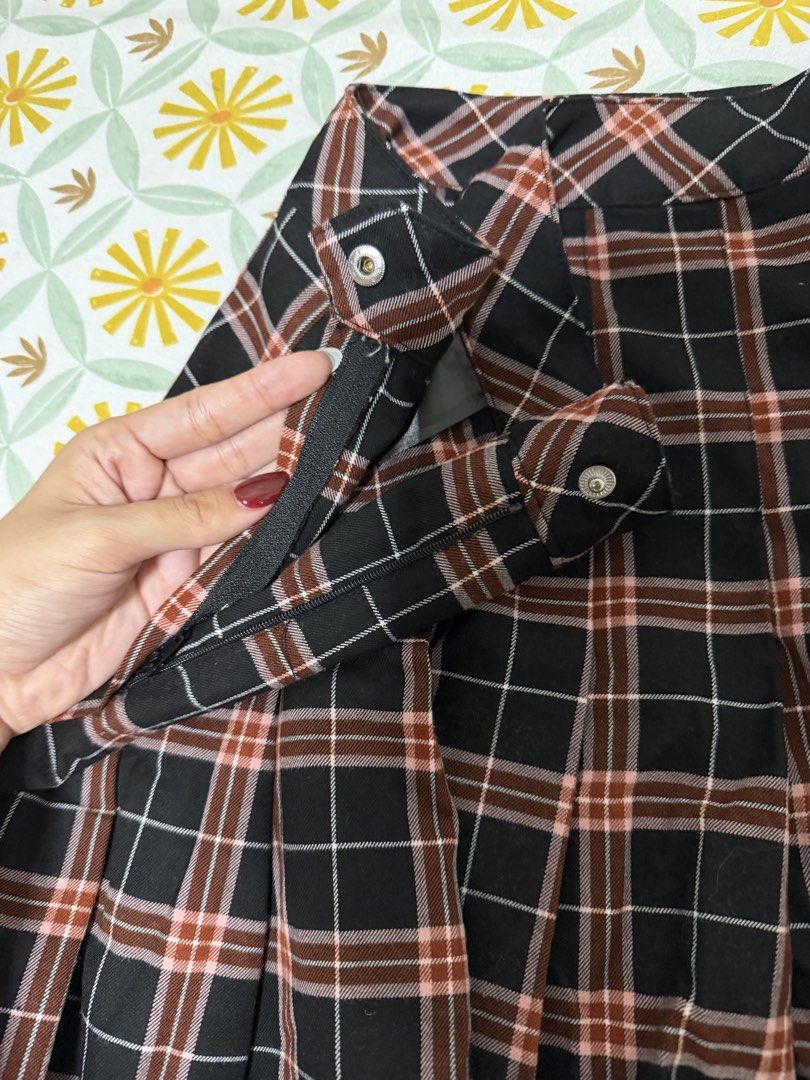 H&M Plaid Pleated Mini Skirt (Category: Skirts) located in Makati City. Submitted by herayne (Listing ID 1451084627, Image 2). Description: - H&M Black & Red Plaid Pleated Mini Skirt - Features side zipper and button closure - Estimated Size: EUR 36 - open for negotiations .