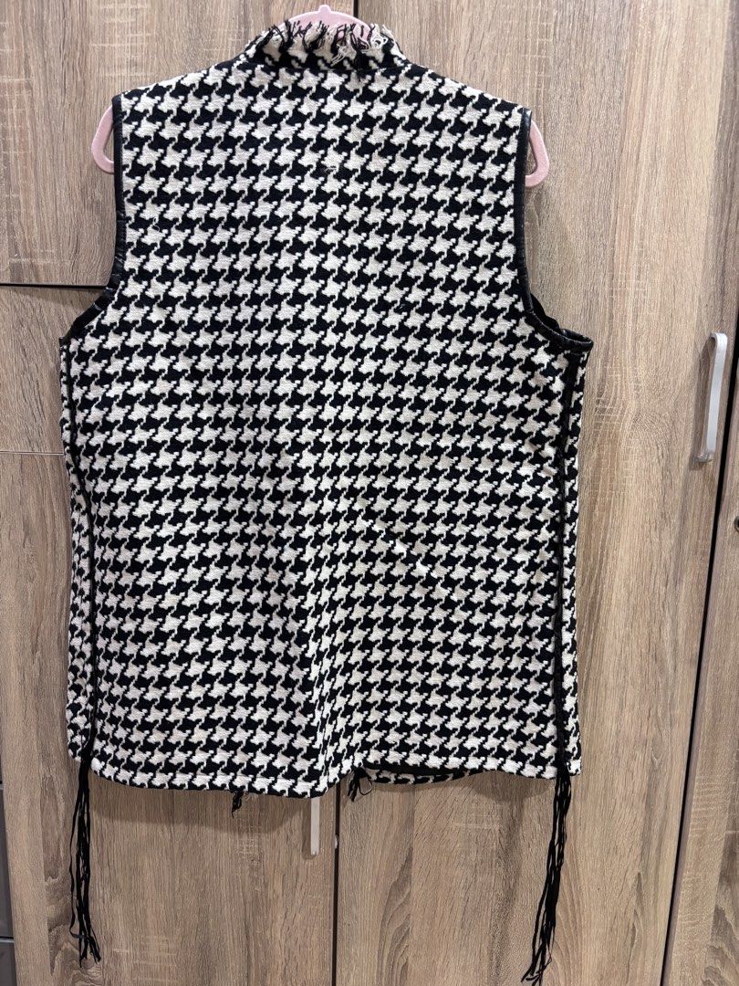 Houndstooth Fringe Vest (Category: Vests) located in Manila. Submitted by laijane (Listing ID 1450950312, Image 3). Description: - Stylish black and white houndstooth pattern vest - Sleeveless design - Unique fringe details on open front and hem - Fully lined for comfort - Versatile for layering over tops or dresses - Adds a unique touch to any outfit Bust size: 42 cm Length 48 cm.