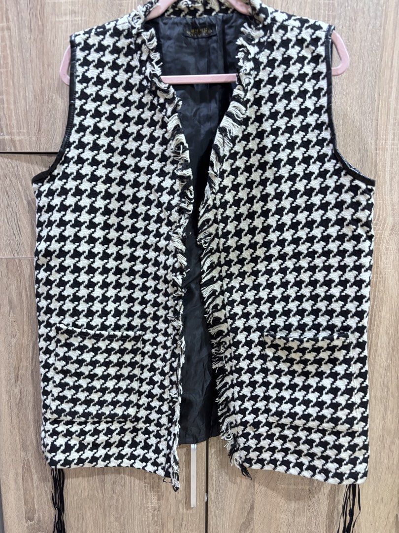 Houndstooth Fringe Vest (Category: Vests) located in Manila. Submitted by laijane (Listing ID 1450950312, Image 2). Description: - Stylish black and white houndstooth pattern vest - Sleeveless design - Unique fringe details on open front and hem - Fully lined for comfort - Versatile for layering over tops or dresses - Adds a unique touch to any outfit Bust size: 42 cm Length 48 cm.