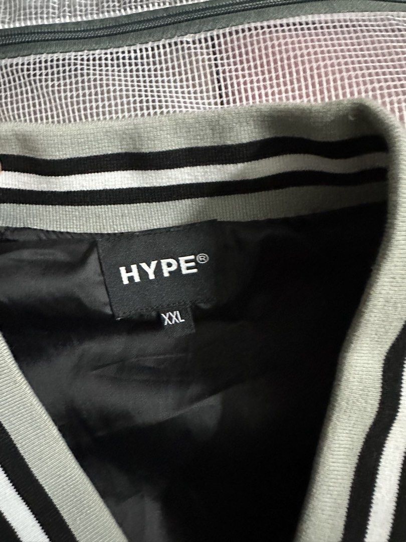 Jacket (Category: Coats, Jackets and Outerwear) located in Ayer Tawar. Submitted by nizamurni (Listing ID 1451049462, Image 3). Description: Hype varsity Pandai sembang boleh nego lagi.