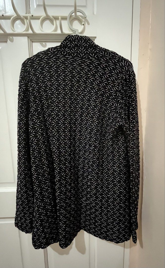 🕊️Repriced! Joan Rivers Black and White Drape Cardigan Large (Category: Coats, Jackets and Outerwear) located in San Pablo. Submitted by restoredchic (Listing ID 1451075114, Image 2). Description: Joan Rivers Black and White Drape Cardigan Large a Joan Rivers Classics Collection open-front drape cardigan, featuring a distinct black and white geometric/zigzag optical pattern with an oversized silhouette and relaxed draping. For Matured, stylish l