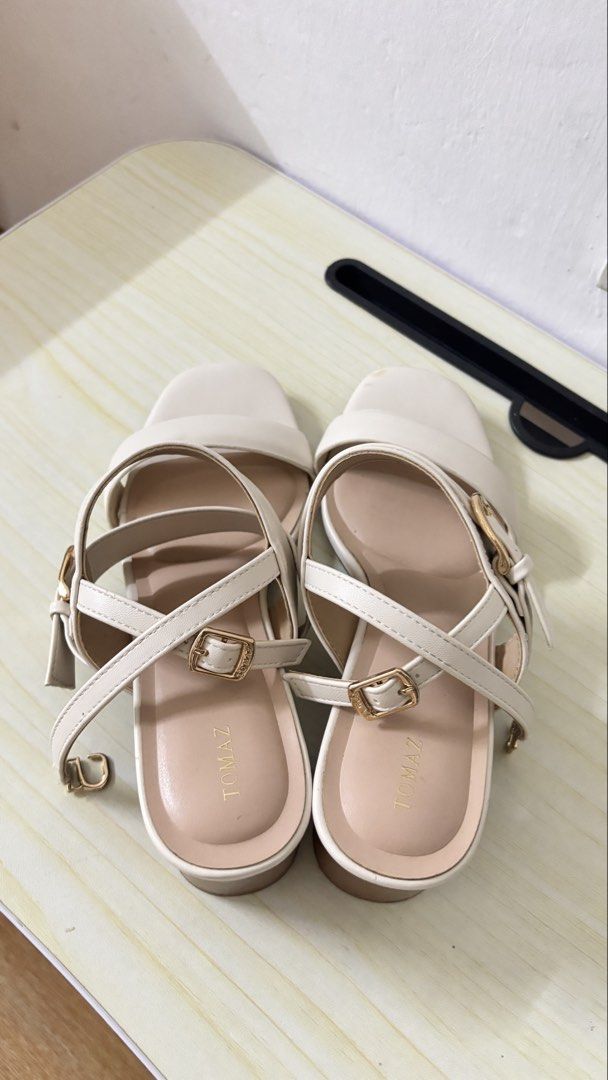 kasut tomaz (Category: Wedges) located in Kuantan. Submitted by grand_meowmeow (Listing ID 1451062065, Image 2). Description: Baru pakai sekali ada defect sikit dekat hujung. Pakai masa nak photoshoot raya sahaja. NP 89. .