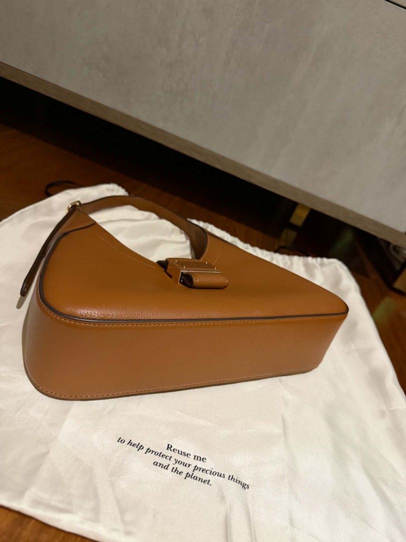 Kate Spade (Leather Shoulder Bag) (Category: Luxury Bags & Wallets) located in Manila. Submitted by dee.rosamaria (Listing ID 1451102324, Image 2). Description: pre-loved of my bff, it Comes with a dust bag. she just bought this last December and used it a few times lang. hindi na nya mahanap ung receipt but she bought this during here Europe trip 😊.