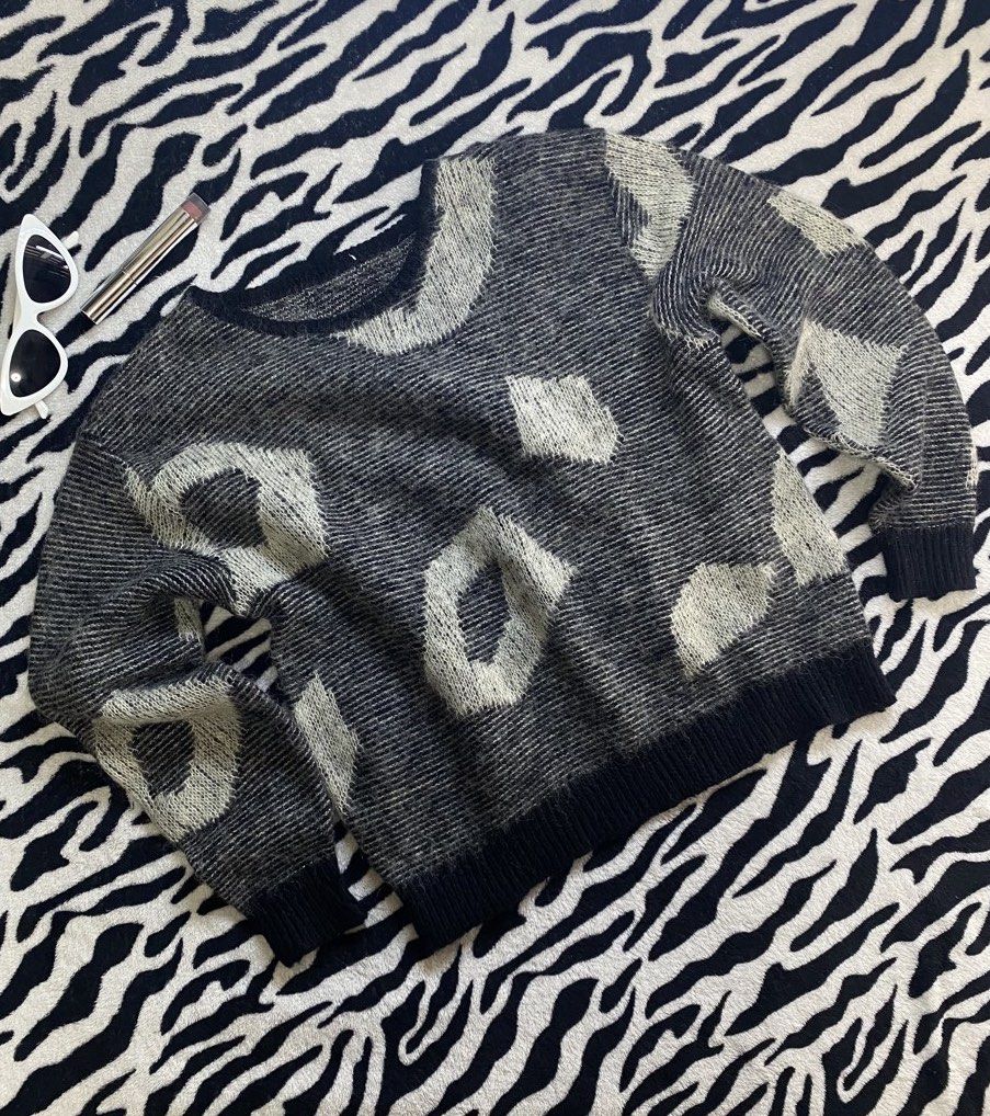 Knitwear sweater (black&cream) (Category: Coats, Jackets and Outerwear) located in Manila. Submitted by jelz_ph (Listing ID 1450308925, Image 1). Description: ✨🫱🏼‍🫲🏽🖤 - best fit small - no issue - check the pics for more deets.