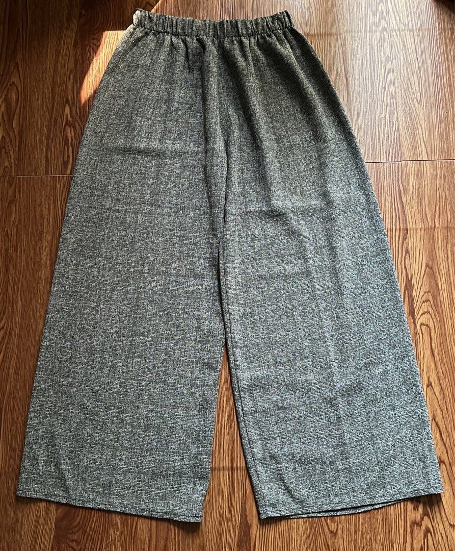 kulot wanita (Kategori: Bawahan) berada di Karawang. Dikirim oleh dsbstuff99 (ID iklan 1450966573, Gambar 1). Deskripsi: panjang celana 90 cm good condition.