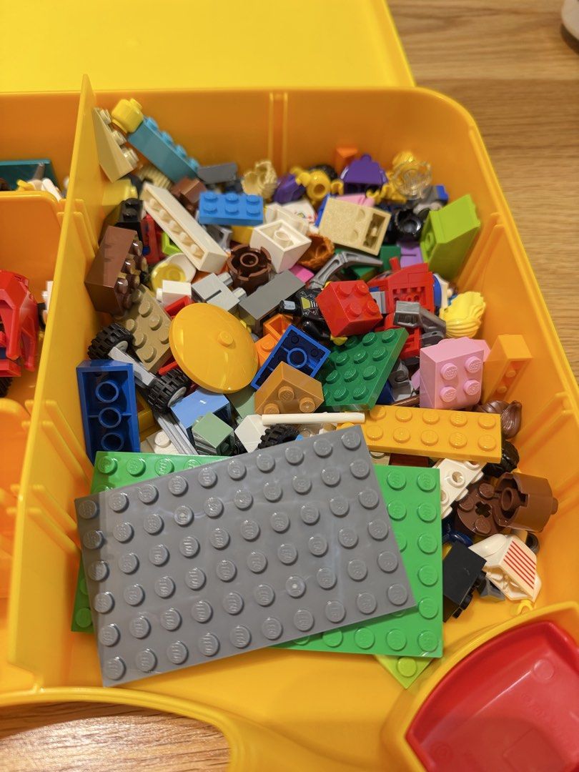 LEGO Yellow Storage Case with Assorted Bricks （分類：樂高及拼砌組合）位於 Hong Kong。 由 cngwl 提交（商品編號 1451013091，圖片 3）。簡介： Official LEGO storage case with compartments and LEGO bricks/baseplates. Red latches, sturdy handle. Great for organizing and portable play. Dimensions: W28cm x H27cm x 6cm。