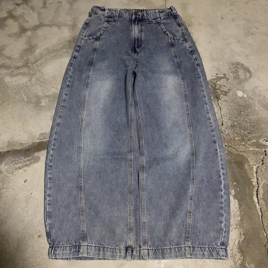 LIGHT DENIM BARREL BAGGY DENIM PANTS (Category: Jeans) located in Pasig City. Submitted by maj3sty (Listing ID 1451114205, Image 2). Description: Type: barrel pants, HQ fabric Measurements: (medida size) -Waist: 28-30 - Length: 41 - Thighs: 13.5 - Hem: 11 🗣️ gandaaa fittt, like new 🗣️ unisex, wala pa butas and buttonhole 🗣️ ganda so muchhh ng fit.
