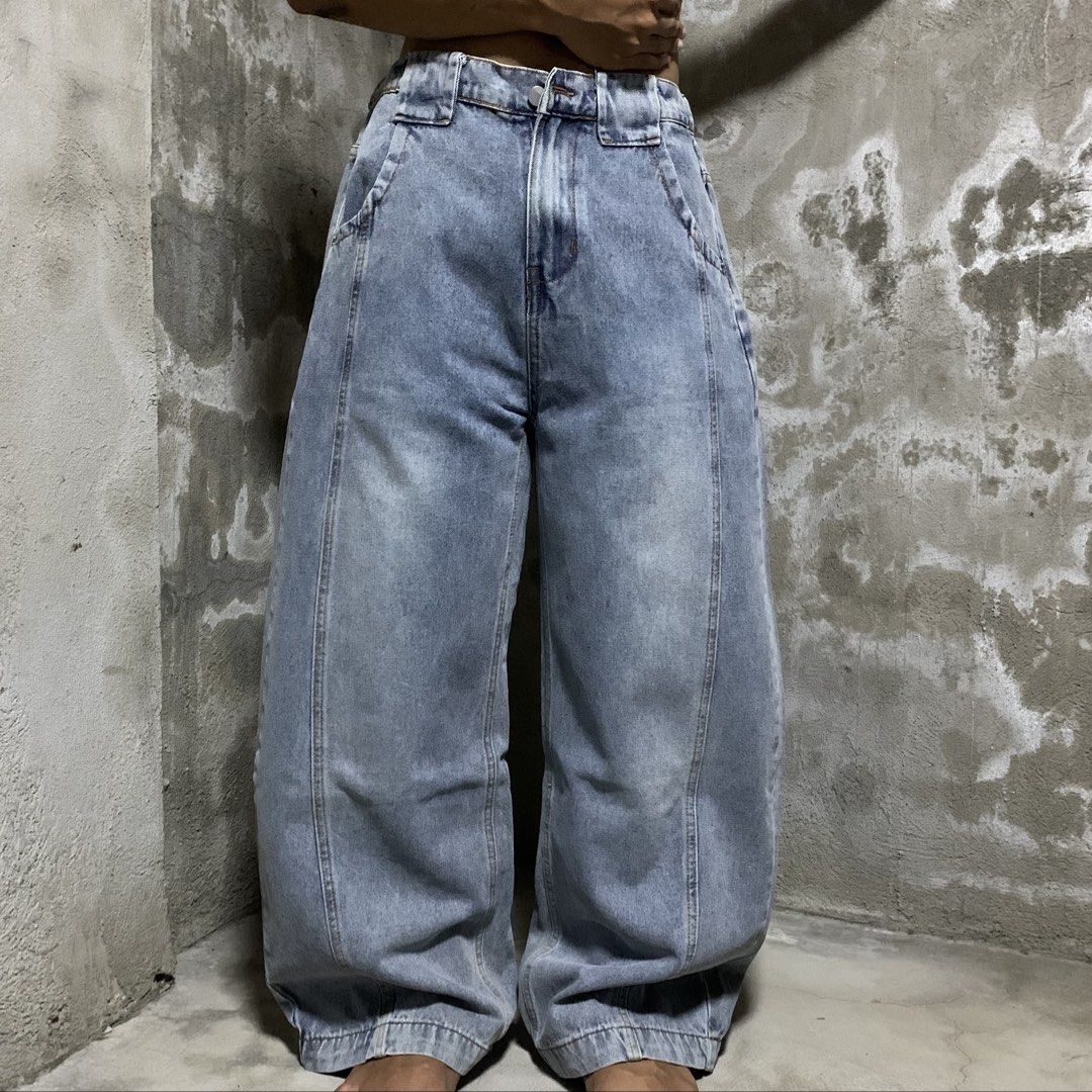 LIGHT DENIM BARREL BAGGY DENIM PANTS (Category: Jeans) located in Pasig City. Submitted by maj3sty (Listing ID 1451114205, Image 1). Description: Type: barrel pants, HQ fabric Measurements: (medida size) -Waist: 28-30 - Length: 41 - Thighs: 13.5 - Hem: 11 🗣️ gandaaa fittt, like new 🗣️ unisex, wala pa butas and buttonhole 🗣️ ganda so muchhh ng fit.