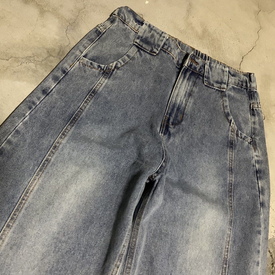 LIGHT DENIM BARREL BAGGY DENIM PANTS (Category: Jeans) located in Pasig City. Submitted by maj3sty (Listing ID 1451114205, Image 3). Description: Type: barrel pants, HQ fabric Measurements: (medida size) -Waist: 28-30 - Length: 41 - Thighs: 13.5 - Hem: 11 🗣️ gandaaa fittt, like new 🗣️ unisex, wala pa butas and buttonhole 🗣️ ganda so muchhh ng fit.