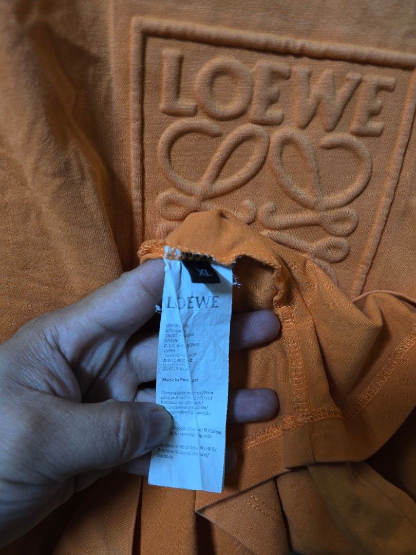 由 jaaeyy (刊登 ID 1451033869，圖片 3) 提交，位於 台北市 (Taipei) 的 LOEWE (類別：T恤、Polo衫)，說明：。