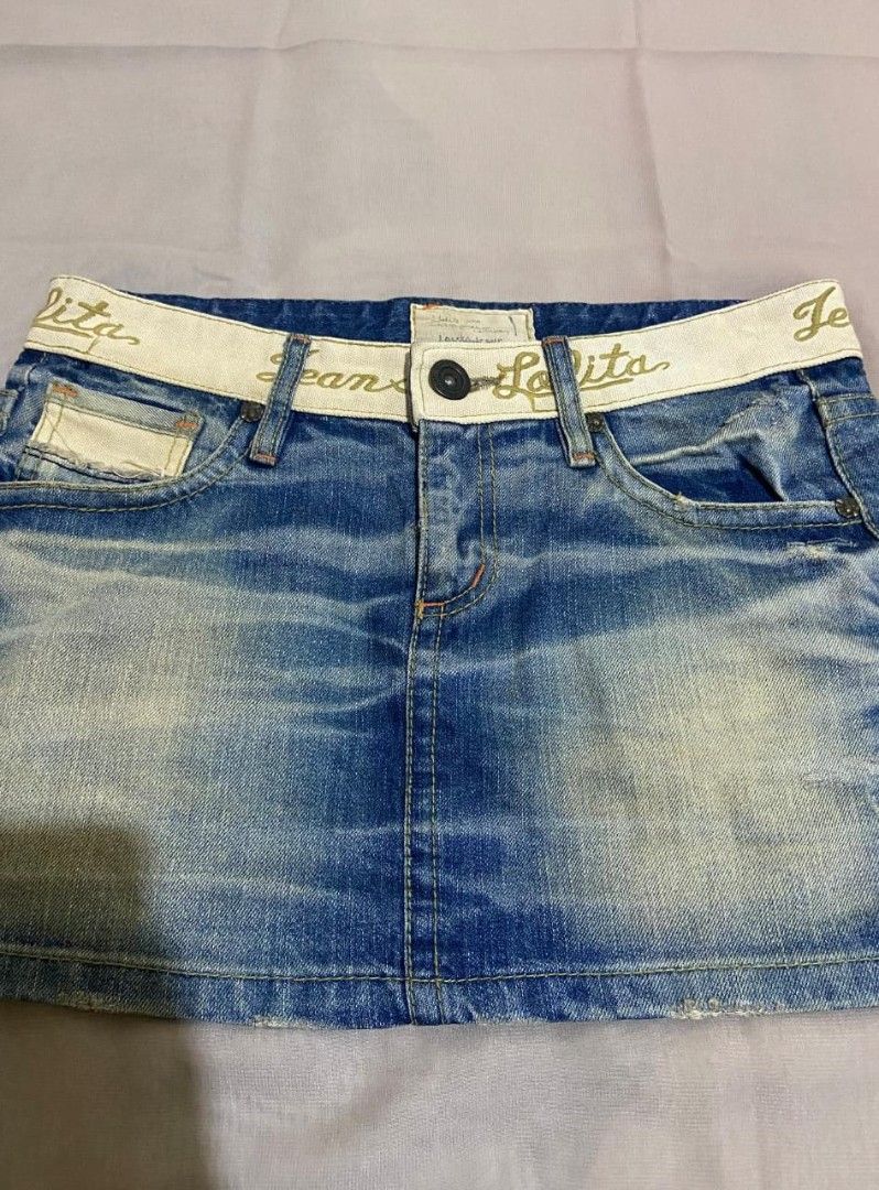 LOLITA JEANS | Mini Skirt Jeans Denim Y2K Gothic Aesthetic Baddie Alt Grunge Streetwear (Kategori: Gaun & Rok) berada di Tasikmalaya. Dikirim oleh fairicores (ID iklan 1450816532, Gambar 2). Deskripsi: 💌 AVAILABLE...݁ ˖Ი𐑼⋆ LOLITA JEANS Mini Skirt ☆ like newㅡstill in the best condition without any defects spotted. 10/10 ☆ LP 82 ☆ panjang 32 ☆ ini penemuan gong aku sih... lolita... jeans... salah satu brand famous dari korea. ☆ Y2K BGT BGT BGTTT!