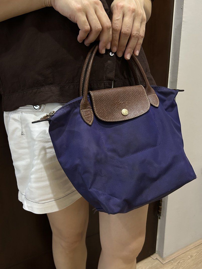 由 2024secondhand (刊登 ID 1451030156，圖片 3) 提交，位於 台中市 (Taichung) 的 Longchamp 法國國民包 ｜深紫色 小號 手拿包 (類別：精品包與皮夾)，說明：瑕疵如圖 使用痕跡介意請繞道唷。