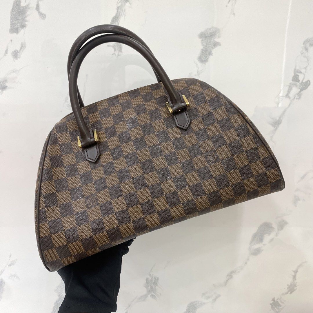 LOUIS VUITTON DAMIER N41434 RIBERA HAND BAG 267008173 ? (Kategori: Tas & Dompet) berada di Jakarta Selatan. Dikirim oleh ecoring.id (ID iklan 1450961896, Gambar 1). Deskripsi: Kondisi: BC Ukuran: L33 T20 D18 cm Defect/info: Goresan pada bagian luar. Goresan dan kikis pada bagian sudut dan lining. Goresan, benang keluar, kelopek, kikis, dan noda pada bagian handle. Goresan dan noda bekas pemakaian pada bagian dalam. Goresan, kikis, dan coating ter