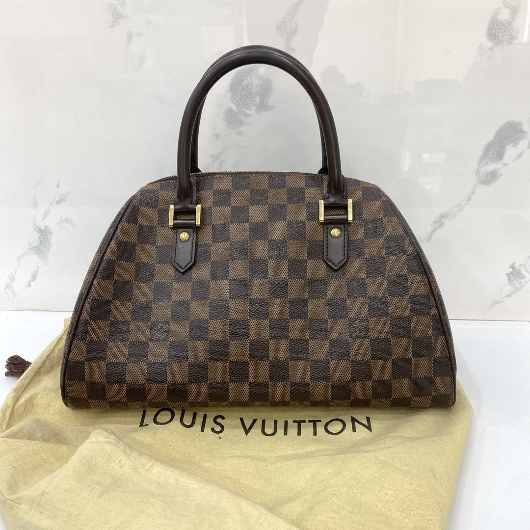 LOUIS VUITTON DAMIER N41434 RIBERA HAND BAG 267008173 ? (Kategori: Tas & Dompet) berada di Jakarta Selatan. Dikirim oleh ecoring.id (ID iklan 1450961896, Gambar 3). Deskripsi: Kondisi: BC Ukuran: L33 T20 D18 cm Defect/info: Goresan pada bagian luar. Goresan dan kikis pada bagian sudut dan lining. Goresan, benang keluar, kelopek, kikis, dan noda pada bagian handle. Goresan dan noda bekas pemakaian pada bagian dalam. Goresan, kikis, dan coating ter