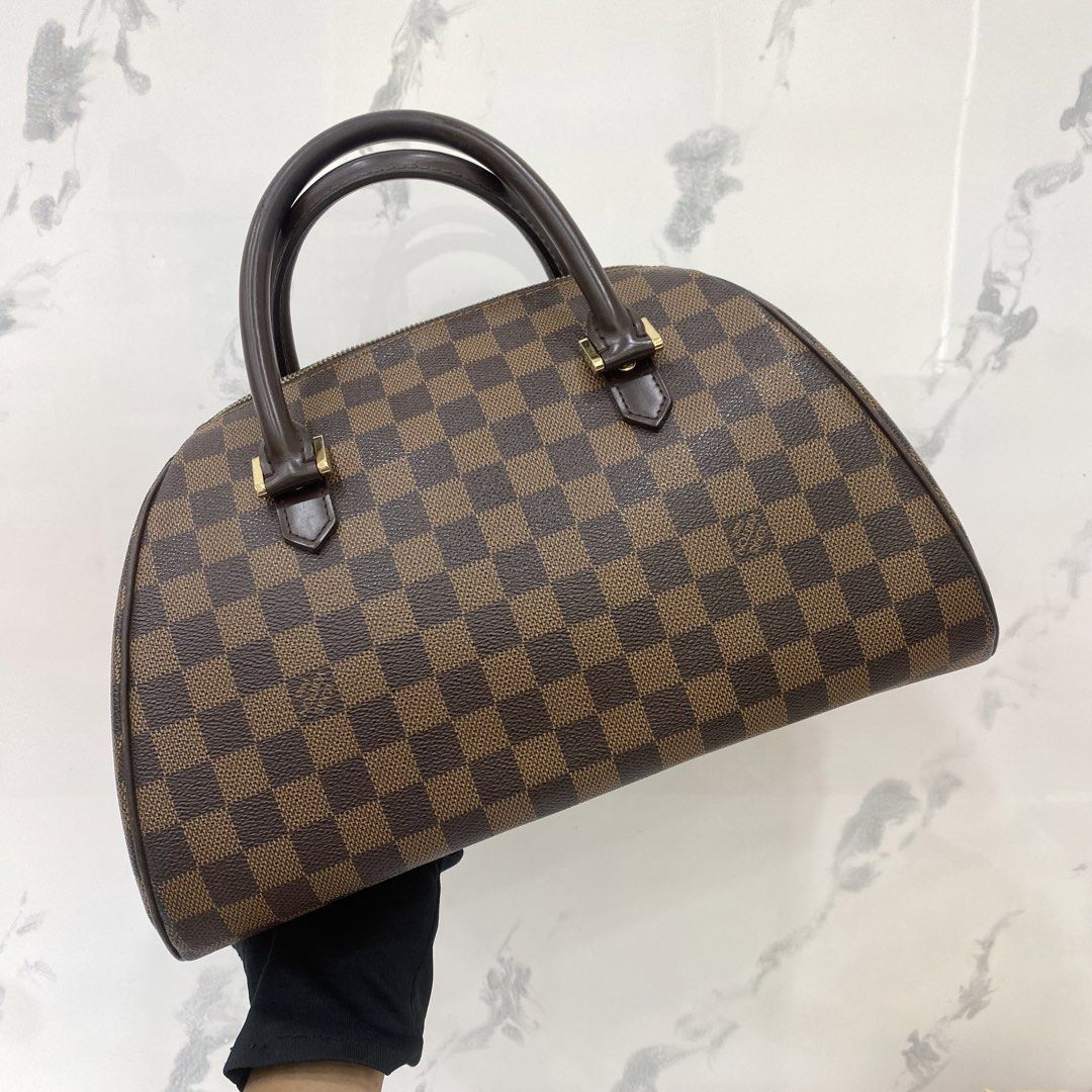 LOUIS VUITTON DAMIER N41434 RIBERA HAND BAG 267008173 ? (Kategori: Tas & Dompet) berada di Jakarta Selatan. Dikirim oleh ecoring.id (ID iklan 1450961896, Gambar 2). Deskripsi: Kondisi: BC Ukuran: L33 T20 D18 cm Defect/info: Goresan pada bagian luar. Goresan dan kikis pada bagian sudut dan lining. Goresan, benang keluar, kelopek, kikis, dan noda pada bagian handle. Goresan dan noda bekas pemakaian pada bagian dalam. Goresan, kikis, dan coating ter