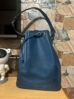 (Category: ) located in . Submitted by wornwardrobe (Listing ID 1450949096, Image 1). Description: .