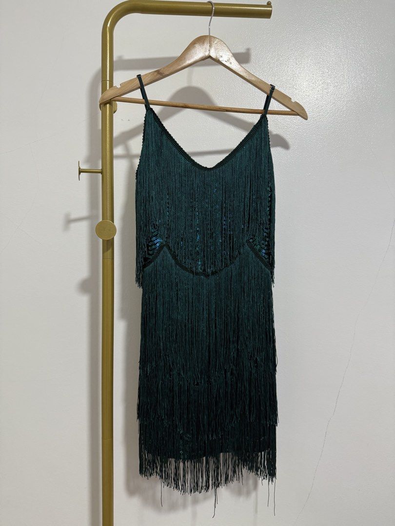 Lulus Emerald Green Sequin Fringe Flapper Dress M (Category: Dresses) located in Antipolo. Submitted by jackiestash2 (Listing ID 1450950458, Image 2). Description: - Emerald green flapper dress by Lulus - Size: Medium (M) - Features shimmering sequin detailing - Layers of fringe for a classic flapper look - Delicate spaghetti straps - Flattering V-neckline - Ideal for parties, nights out, and dancing! Bust: up to 38 Waist: up to 33 Antipolo Gcash