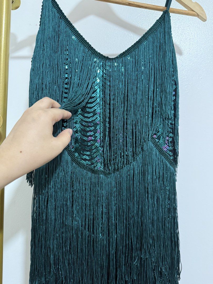Lulus Emerald Green Sequin Fringe Flapper Dress M (Category: Dresses) located in Antipolo. Submitted by jackiestash2 (Listing ID 1450950458, Image 3). Description: - Emerald green flapper dress by Lulus - Size: Medium (M) - Features shimmering sequin detailing - Layers of fringe for a classic flapper look - Delicate spaghetti straps - Flattering V-neckline - Ideal for parties, nights out, and dancing! Bust: up to 38 Waist: up to 33 Antipolo Gcash