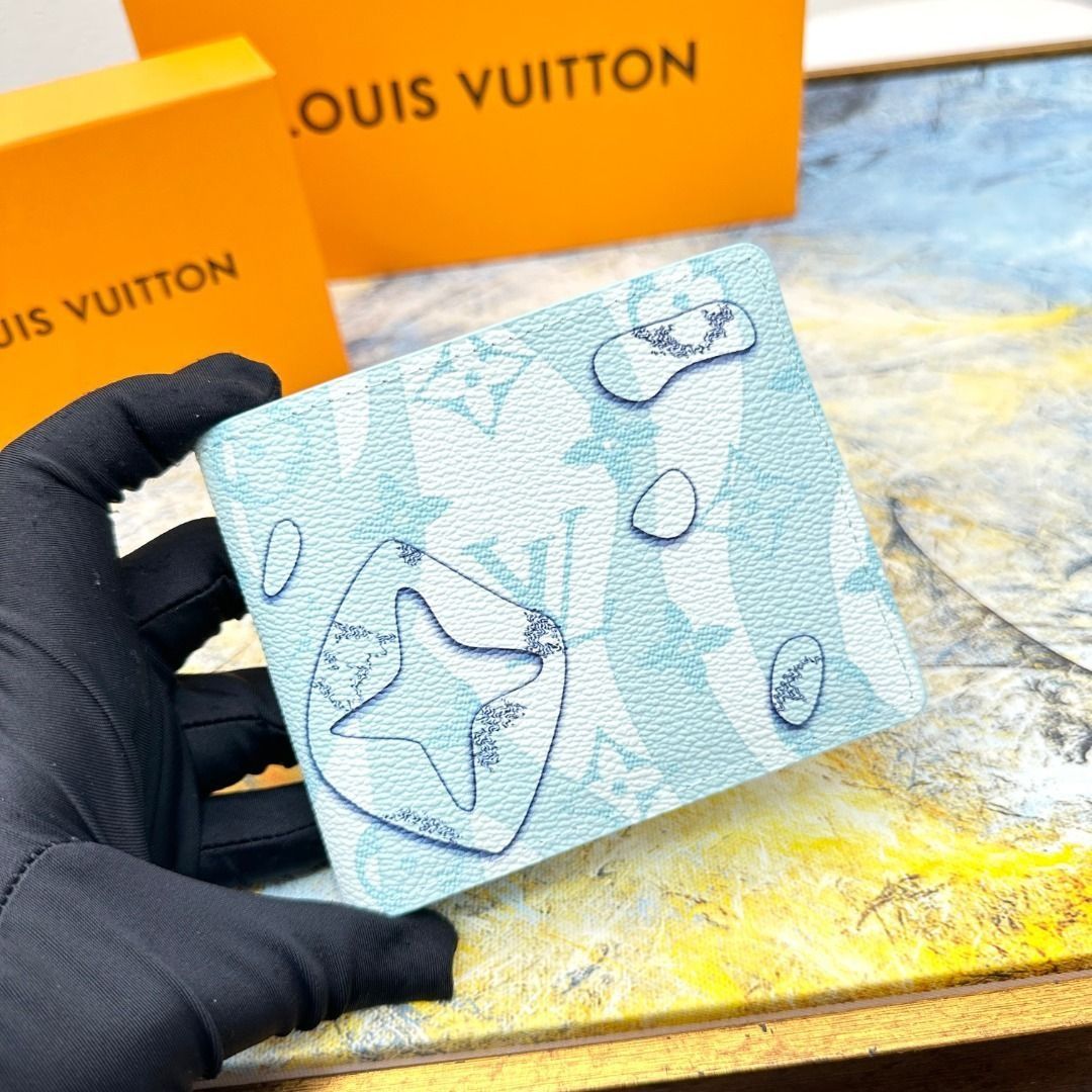 LV 短銀包 長銀包 卡包 男女同款 （分類：手袋及銀包）位於 Hong Kong。 由 cookie-ting 提交（商品編號 1451056704，圖片 3）。簡介： 11 x 8.5 x 2 cm。