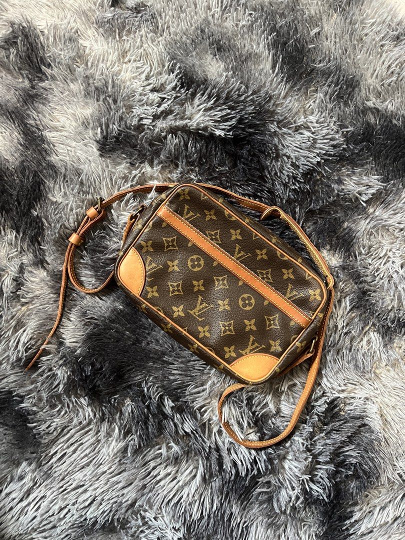 LV SLING BAG (Category: Luxury Bags & Wallets) located in Baguio. Submitted by ceee26me (Listing ID 1451064928, Image 1). Description: still negotiable guyss.