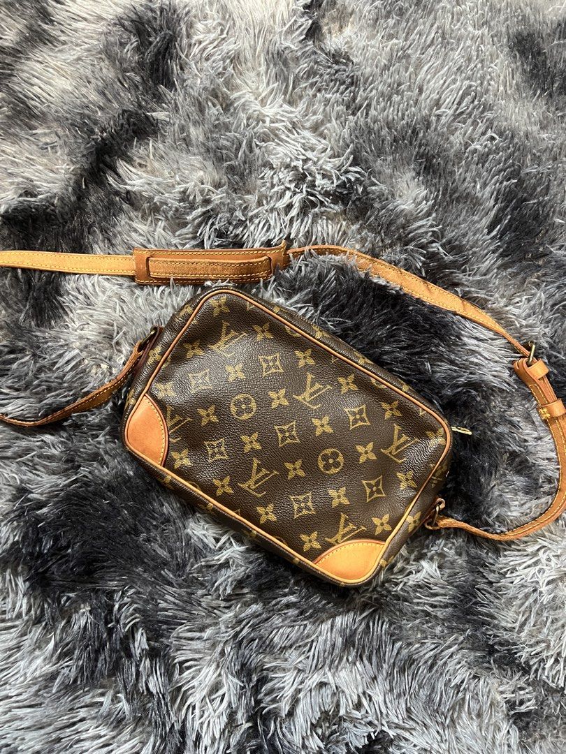 LV SLING BAG (Category: Luxury Bags & Wallets) located in Baguio. Submitted by ceee26me (Listing ID 1451064928, Image 2). Description: still negotiable guyss.