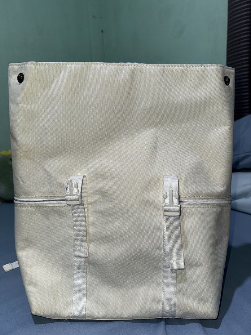 MAH Backpack (Category: Laptop Bags & Sleeves) located in Manila. Submitted by rapcatea (Listing ID 1451103454, Image 2). Description: MaH 3152 Siro Snow White Backpack Waterproof School Bag 14 inch RFS: This bag was only used twice, so it’s still in excellent condition. The exterior has dirt marks from storage and use (please refer to the photos), but the interior remains clean and looks brand new. It only needs a cleaning..