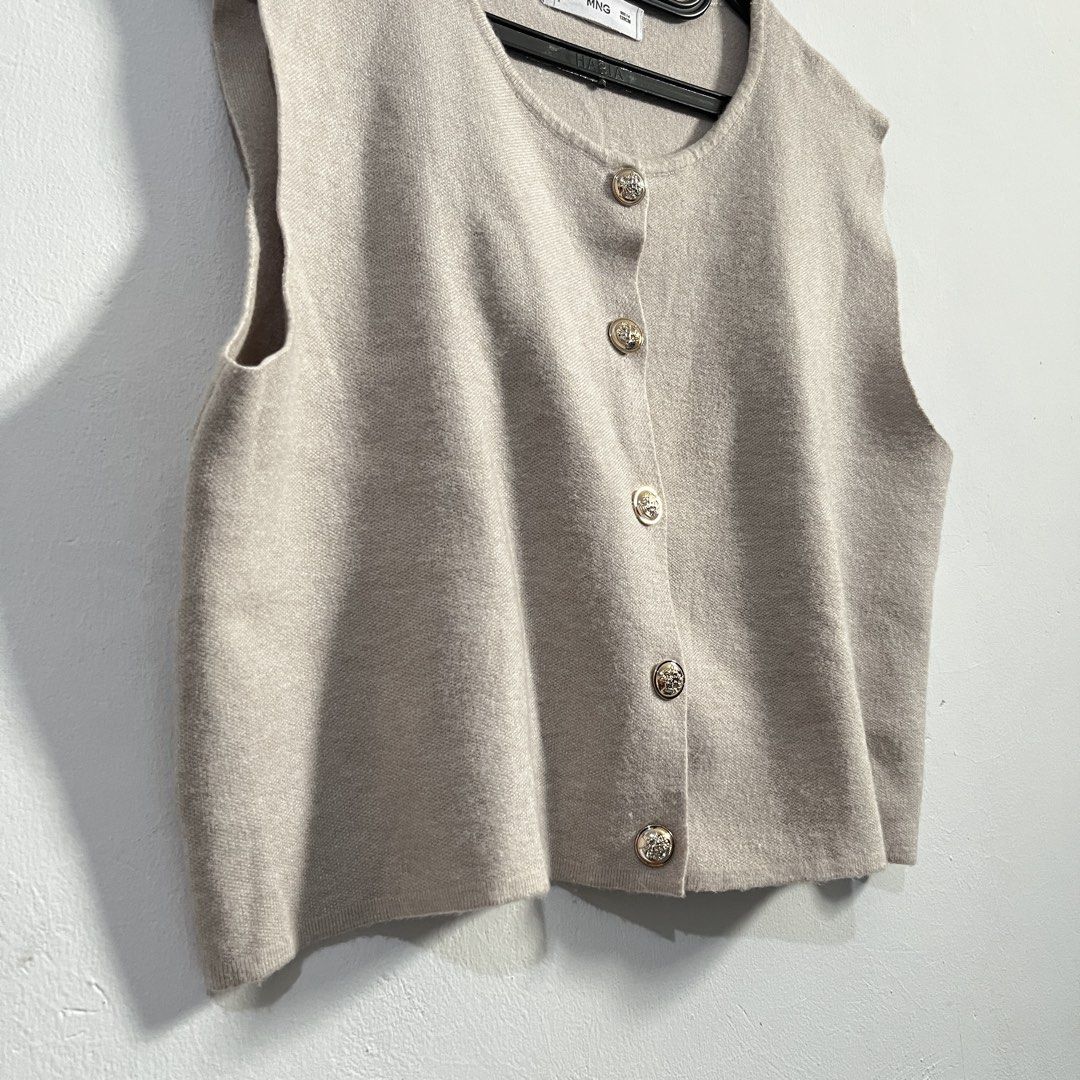 MANGO Vest Woll Knit Ivory (Kategori: Atasan) berada di Jakarta Utara. Dikirim oleh all.collection.gum (ID iklan 1451102065, Gambar 3). Deskripsi: NETT NO NEGO, UDAH MURAH BANGET preloved pemakaian pribadi no deffect LD 95-115cm P 56cm 🍑OREN BY REQ 18% [take min 6pcs ADM 12%].