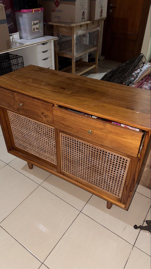 Meja buffet credenza cabinet jati jepara asli (Kategori: Perabotan Rumah) berada di Jakarta Pusat. Dikirim oleh talithaulima14 (ID iklan 1450938356, Gambar 2). Deskripsi: SPESIFIKASI PRODUK - Material : jati berkualitas mix rotan - Ukuran : P 120cm x L 45cm x T 90cm - Finishing :natural, semi glosh ,natural glosh , natural dof.