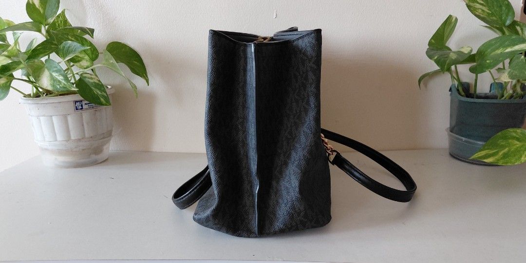 Michael Kors (Category: Luxury Bags & Wallets) located in Manila. Submitted by pickshub (Listing ID 1451027008, Image 2). Description: Michael Kors LG Long Drop Satchel 35S0GXZS7N BLACK TEAGEN Issue : nag chips na ung shoulder handle.
