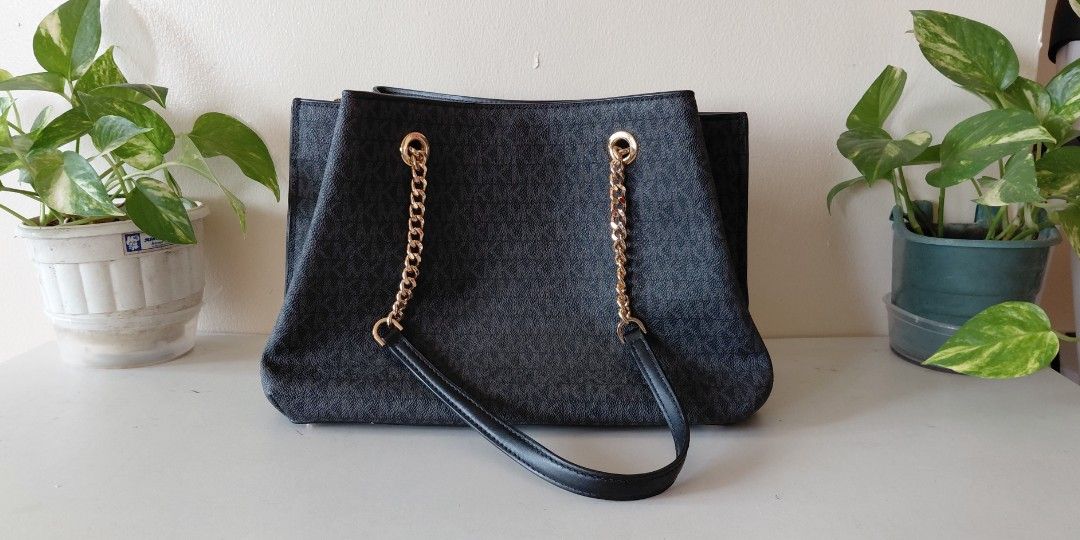 Michael Kors (Category: Luxury Bags & Wallets) located in Manila. Submitted by pickshub (Listing ID 1451027008, Image 3). Description: Michael Kors LG Long Drop Satchel 35S0GXZS7N BLACK TEAGEN Issue : nag chips na ung shoulder handle.