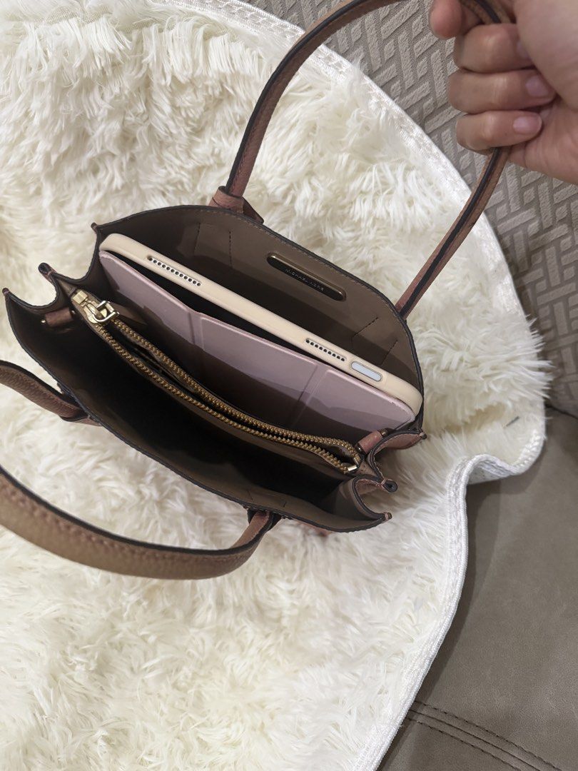 Michael Kors Pink Pebbled Leather Tote Bag (Category: Luxury Bags & Wallets) located in Cebu City. Submitted by myclosettoyours_cebu (Listing ID 1450916923, Image 2). Description: - Authentic Michael Kors tote bag - Lovely pink pebbled leather exterior Interior is still very clean. No strap included, lightly faded due to storage hence selling super low.