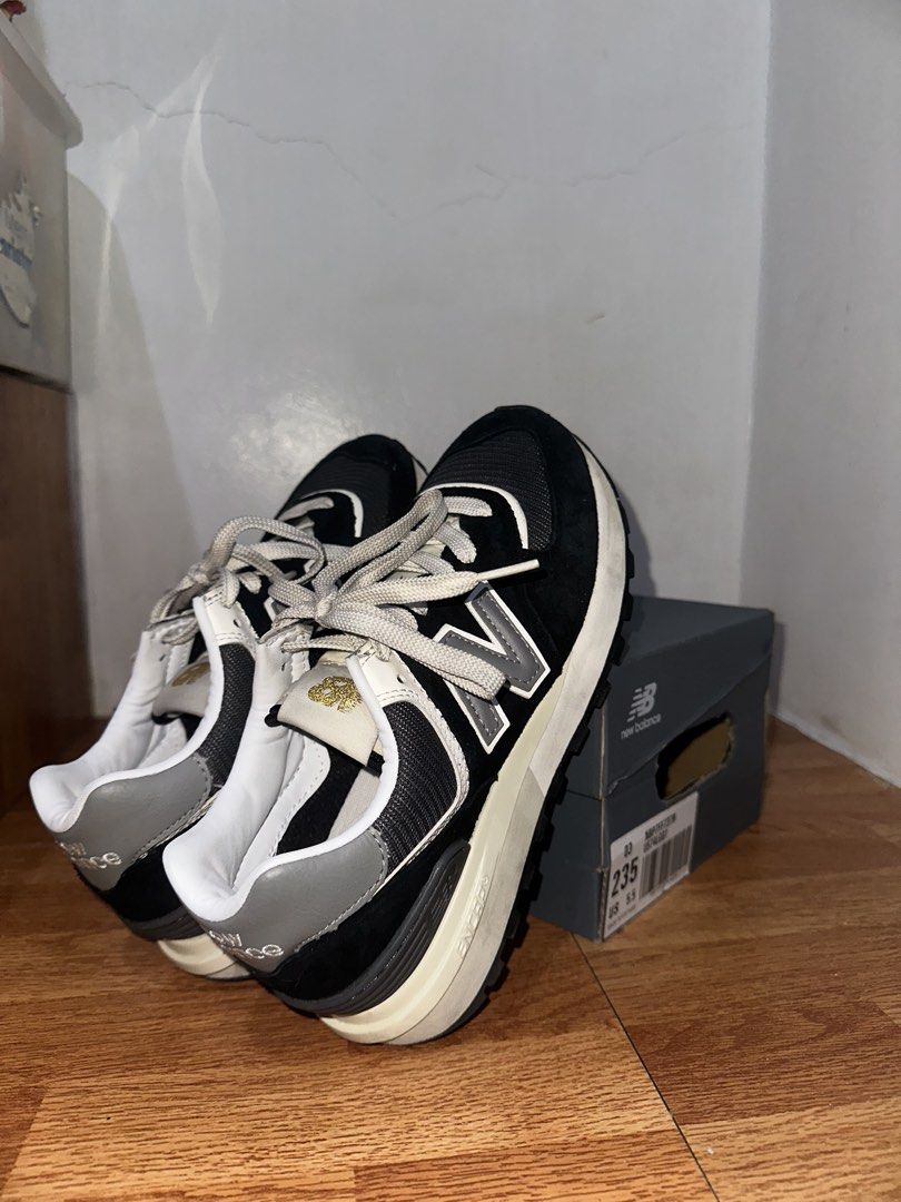 New Balance 235 (Category: Sneakers) located in Manila. Submitted by declutterwtmadz (Listing ID 1451022775, Image 2). Description: Size: 5'5 Bought in Lotte World South Korea 1 year old RFS: Di nagagamit, sa korea lang nagamit twice.