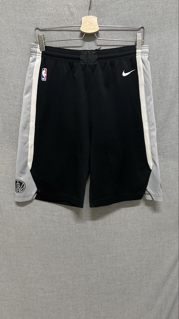 由 nobleflower_5899cb (刊登 ID 1451041160，圖片 1) 提交，位於 新北市 (New Taipei) 的 二手Nike &NBA 運動短褲 a23 (類別：運動、休閒褲)，說明：腰寬 ：39 waist measurement 褲長 ：55 pants length 褲襠：33 Crotch 褲管：31 Pants tube 量測單位：cm(公分） ⚠️賣場說明⚠️： 1.商品『無』實穿照。 2.『二手衣』非全新品，有使用痕跡，小破損/污漬及毛球都是正常現象，購買前請三思，高標請繞道。 3. 數據皆經手工量測，誤差值為+ -3公分！售出皆不接受退換貨～ 4.無面交服務 5.好評未達5次5🌟評價不予出貨 6.1人服務賣場；請自行參考照片明細，無提供額外服務及說明 7.本賣場有保留最終出貨權，針對提問過多及出價的客人一律拉黑 8.單筆購買數量過大需額外支付運費！店到店有可能會裝不下～ 9.不接受任何議價！謝謝🙏 📌可接受再下單！ 10.購物滿$1500