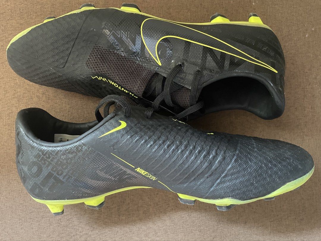 Nike Phantom Venom Academy FG cleats (Category: Sneakers) located in Lucban. Submitted by unomaxi (Listing ID 1450937530, Image 1). Description: - No box - Visible scratch on the upper/side of the left cleat RFS: no longer playing .