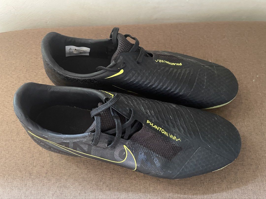 Nike Phantom Venom Academy FG cleats (Category: Sneakers) located in Lucban. Submitted by unomaxi (Listing ID 1450937530, Image 2). Description: - No box - Visible scratch on the upper/side of the left cleat RFS: no longer playing .