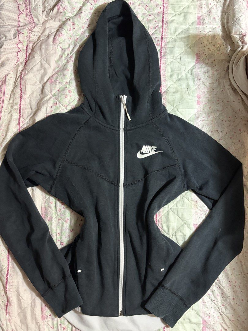 Nike Zip Hoodie (Category: Others Tops) located in Muntinlupa City. Submitted by herellas0504 (Listing ID 1451065109, Image 2). Description: Nike Zip Hoodie ⚡︎⋆｡𖦹°⚽︎ ⋆｡𖦹° Mine: 450 ⋆｡𖦹° Lock: 500 ⋆｡𖦹° xs-med ⋆｡𖦹° no issue.