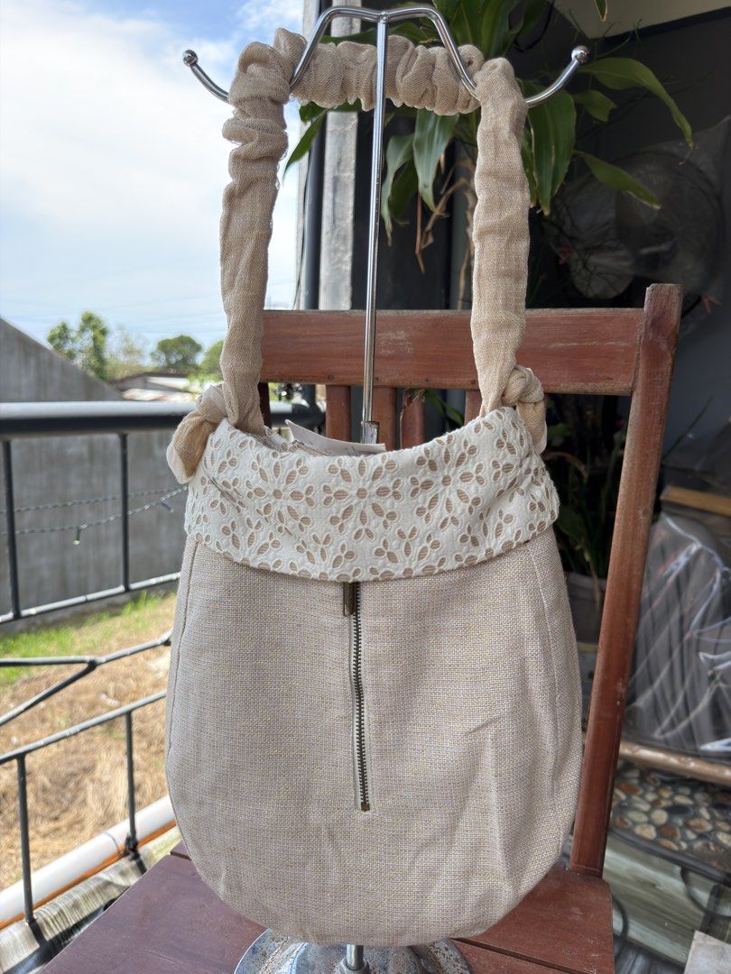 Nuzhuise Shouler Bag (Category: Shoulder Bags) located in Cadiz. Submitted by solynb28 (Listing ID 1450966437, Image 3). Description: -thrifted, clean and ready to use -my tag pa sya -small to semi-med, zipper closure -pwede e adjust yung strap nya -no flaws ▫️what you see is what you get▫️colors may vary due to lighting▫️buy at your own risk ▫️no long reservation, unless paid▫️payment 1st policy▫️no return, no exchange, no refund▫️joy miners/res