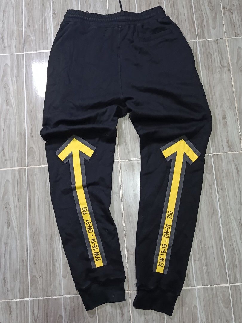 OFF WHITE JOGGER PANTS (freeshipping) (Category: Joggers) located in Quezon City. Submitted by gyl-stop (Listing ID 1450938376, Image 2). Description: free shipping 30-34 x 40.5 excellent condi cr: 9.8/10 issue: none.