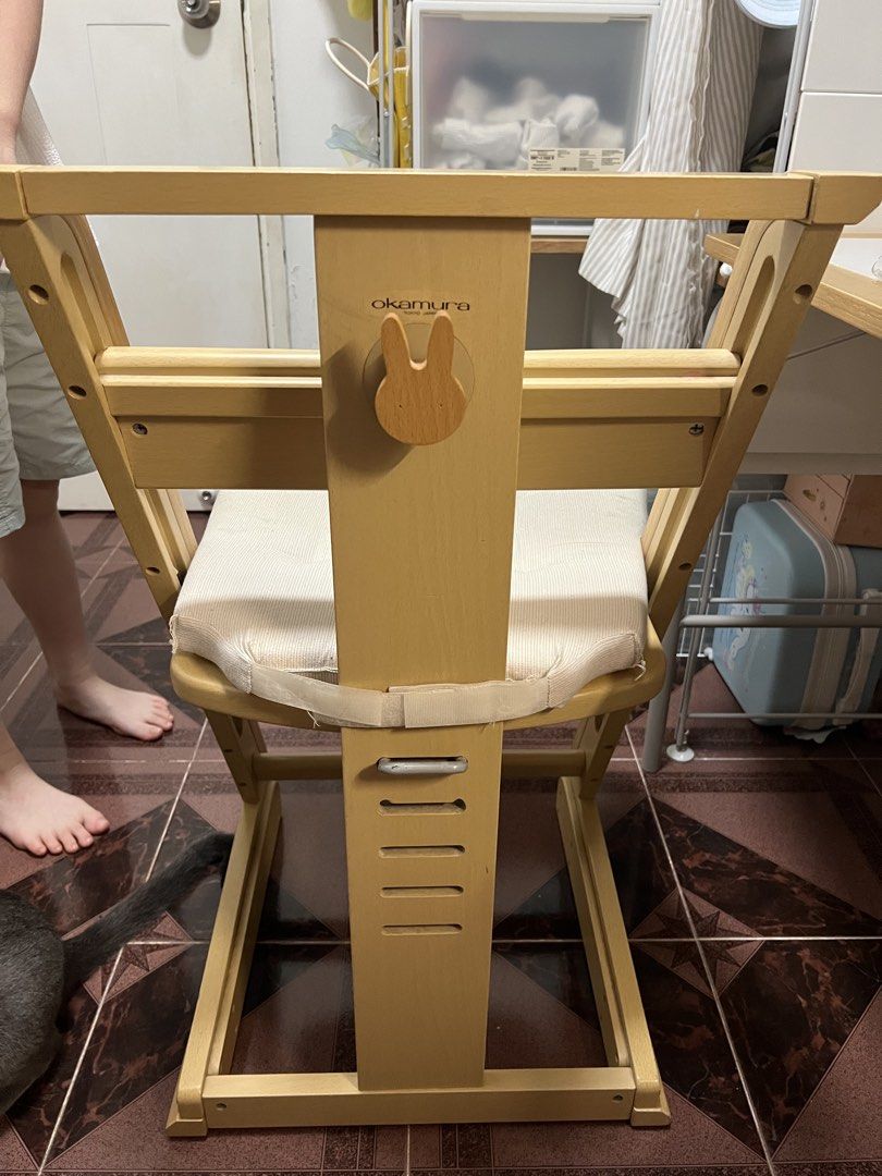Okamura Wooden Children's High Chair with Cushion （分類：兒童傢具 - 桌子及椅子）位於 Hong Kong。 由 ccvv0 提交（商品編號 1451084597，圖片 2）。簡介： Wooden high chair from Okamura. Comes with a comfortable cushion. Adjustable seat and footrest. Great for mealtimes and activities. Easy to clean. Bunny detail on the backrest adds a cute touch. Sturdy and safe design.。